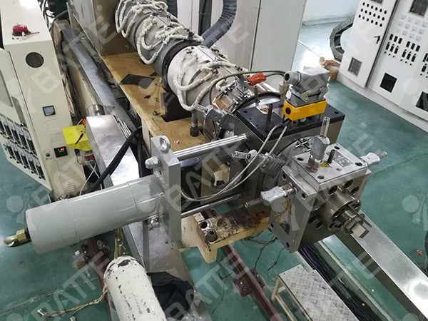 單板雙工位換網(wǎng)器在流延膜生產(chǎn)中應(yīng)用 單板雙工位換網(wǎng)器在流延膜生產(chǎn)中應(yīng)用